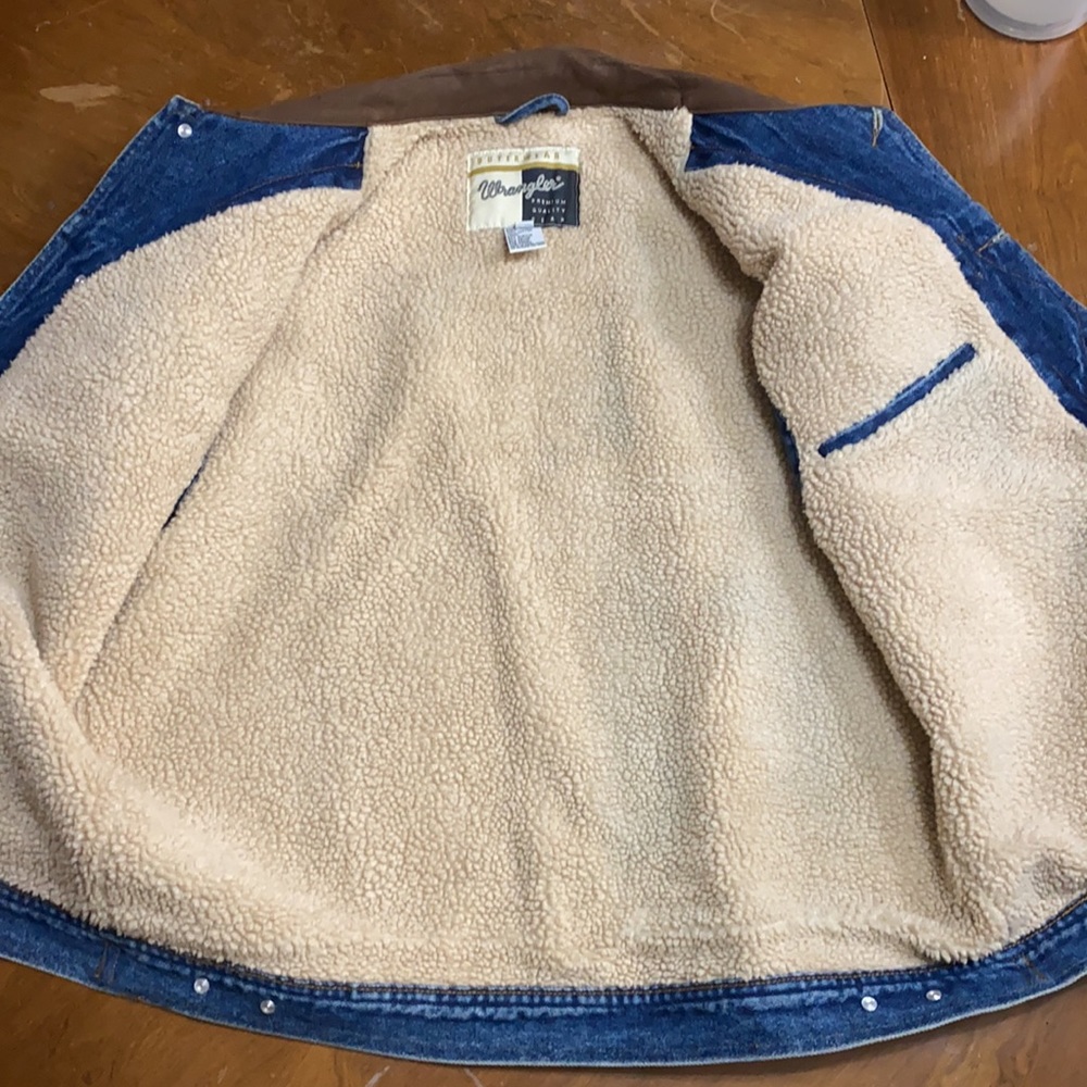 Wrangler Premium Quality Gear Outer Wearing vest. Sherpa inner lining. - Picture 4 of 4